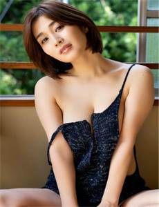色戒汤唯梁朝伟七分频视频-男生和女生一起打扑克牌的视频
